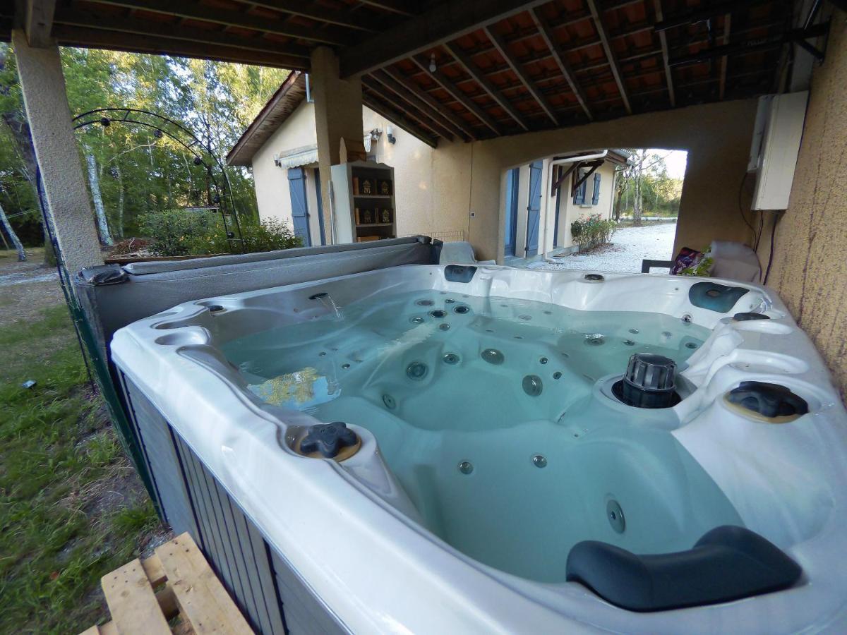 Gite A La Campagne Avec Jacuzzi Avensan Eksteriør billede